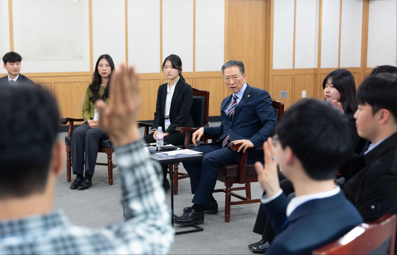 MZ 직원들에 폰 번호 뿌린 정성호 법무장관 “언제든 의견 보내달라”