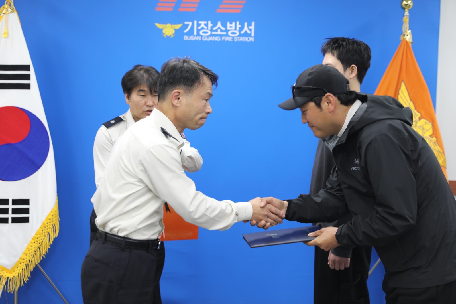 바다 빠진 30女 허우적…곧장 뛰어든 용감한 시민이 구조