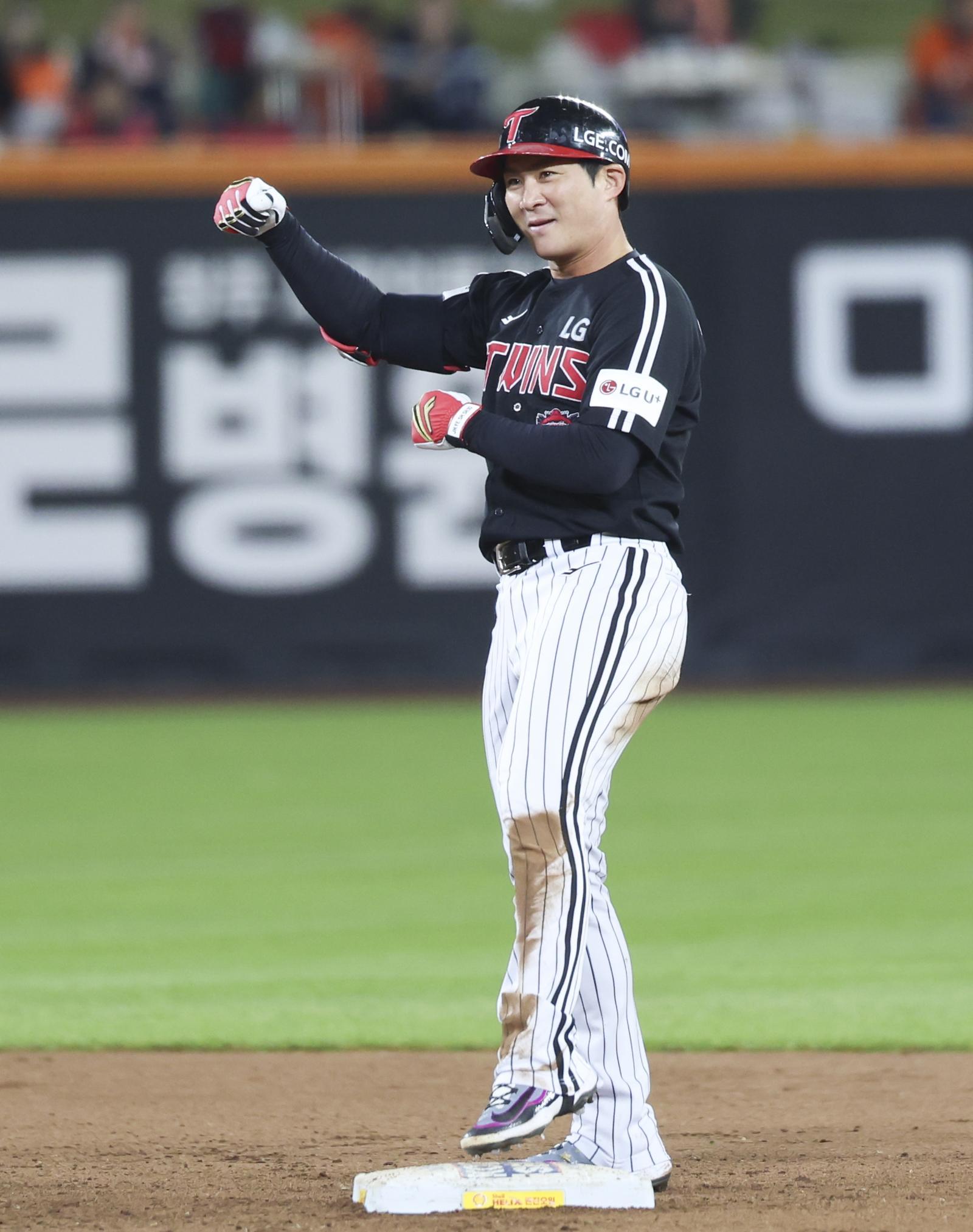 31일 대전 중구 한화생명볼파크에서 열린 2025 KBO 한국시리즈 5차전 LG 트윈스와 한화 이글스의 경기, 5회초 1사 주자 1루 상황에서 LG 오지환이 기습번트에 성공한 뒤 2루에서 포효하고 있다. 2025.10.31 뉴시스