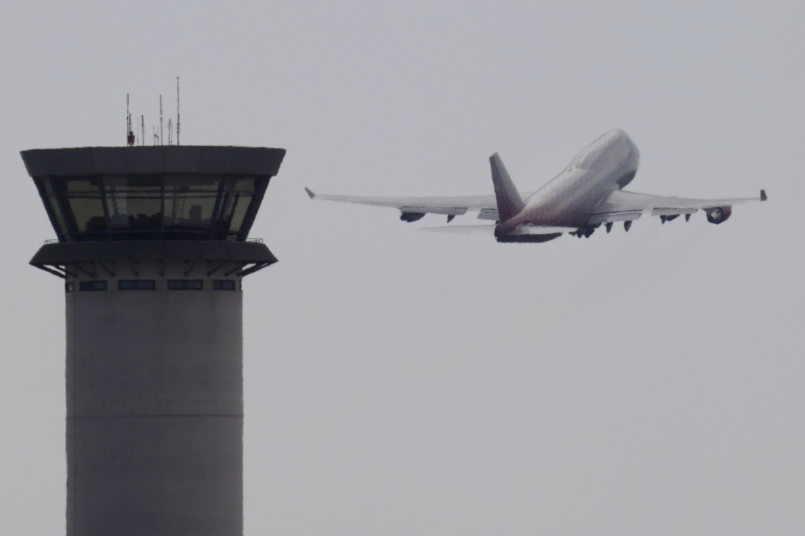 “조종사, 전문가답게 행동하라”…美공항 관제사 경고에도 ‘야옹’ 장난