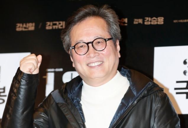 황교익 칼럼니스트가 2024년 3월 서울 용산구 CGV용산아이파크몰에서 열린 영화 ‘1980’ VIP시사회에서 파이팅 포즈를 취하고 있다.