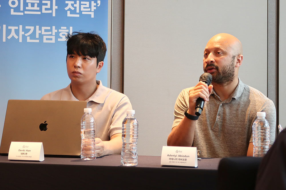 미스틴랩스의 데릭 한 아시아태평양 총괄(좌)과 아비오둔 CPO / 출처=IT동아