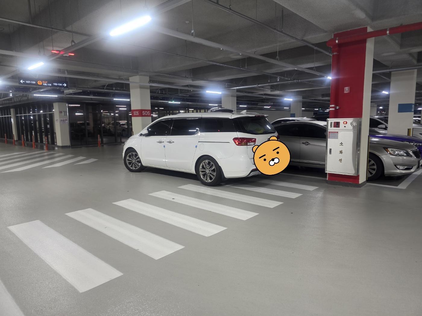 아파트 지하주차장 통로에 차량을 주차한 승합차. 자동차 온라인 커뮤니티 ‘보배드림’ 캡처