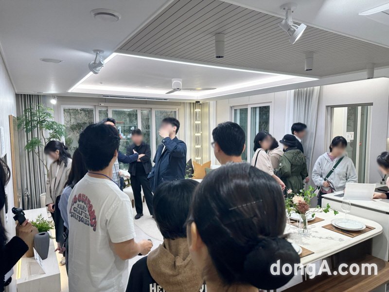 ‘영통역 우미 린’ 견본주택 유니트를 관람하는 예비 청약자들. 우미린 제공