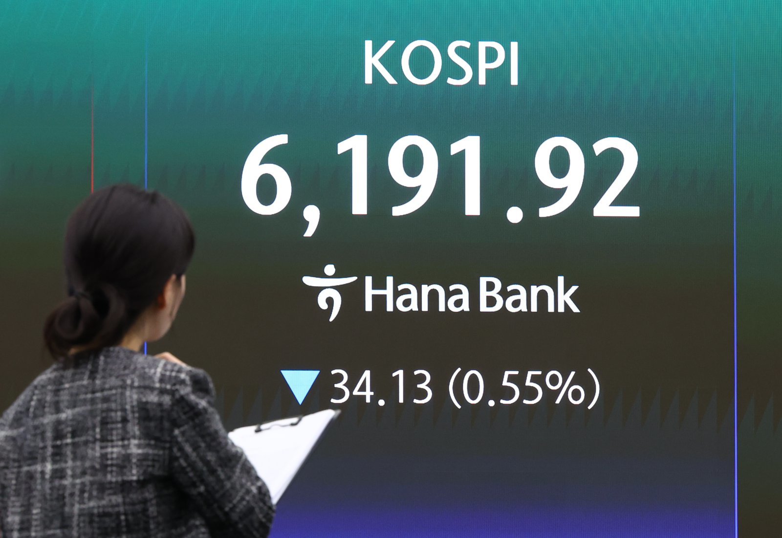 코스피가 전 거래일(6226.05)보다 34.13포인트(0.55%) 하락한 6191.92에 마감한 17일 오후 서울 중구 하나은행 딜링룸 전광판에 지수가 표시돼 있다. 2026.04.17 서울=뉴시스