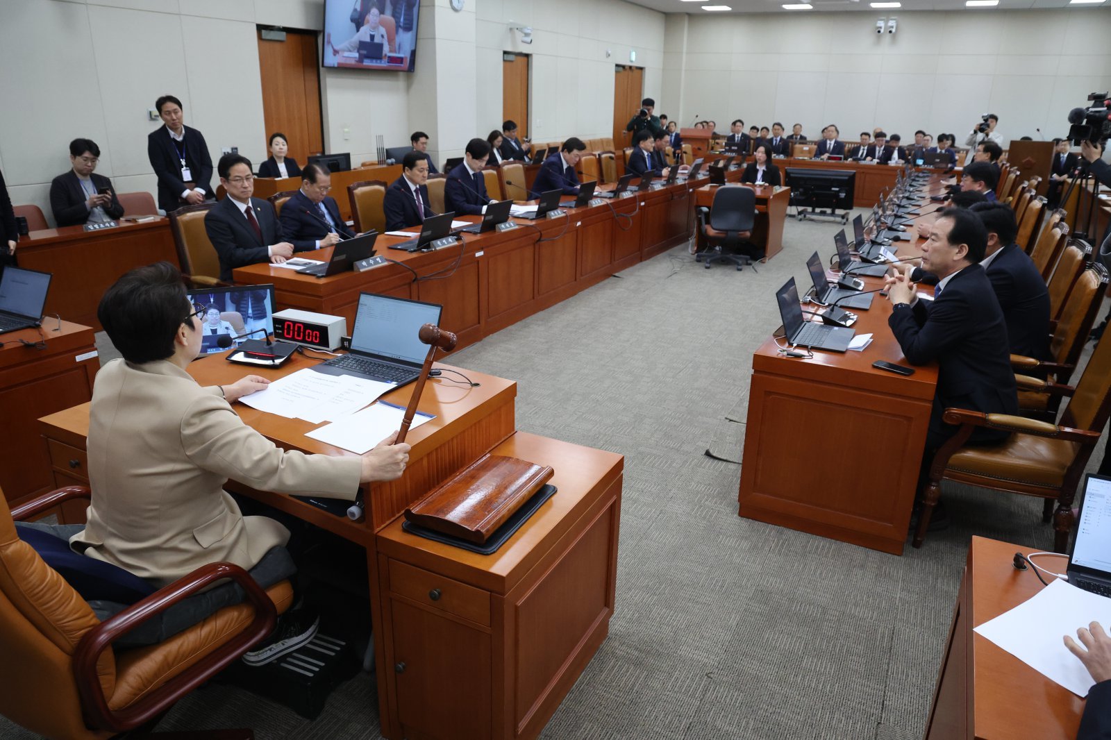 임이자 국회 재정경제기획위원장이 6일 오후 서울 여의도 국회 재경위 전체회의에서 의사봉을 두드리고 있다. 2025.04.06. [서울=뉴시스]