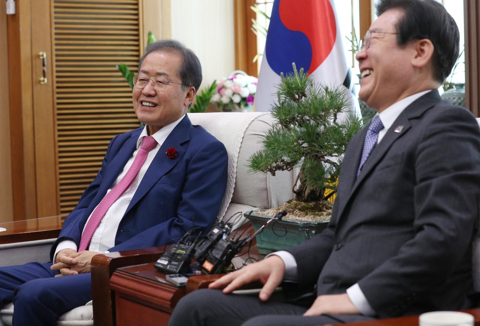 이재명 대통령과 홍준표 전 대구시장. 2023.5.10 뉴스1