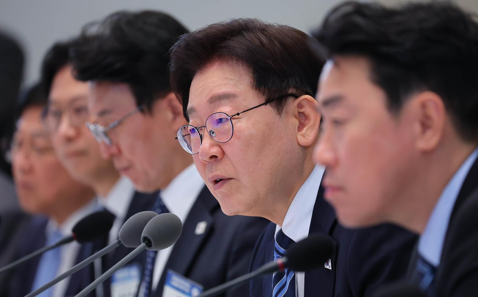 이재명 대통령이 17일 청와대에서 열린 공공기관 및 유관기관 업무보고에서 참석 기관장에게 질문을 하고 있다. 2026.4.17 뉴스1