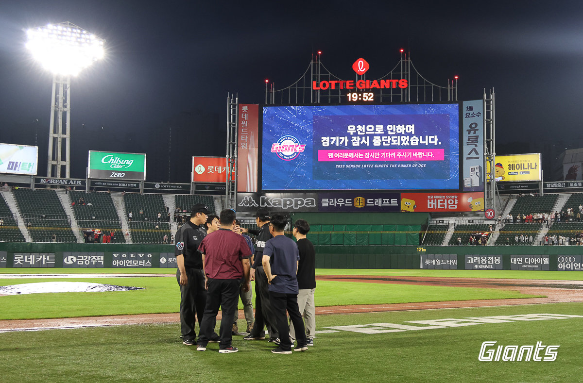 남부 지방 봄비에…프로야구 사직·대구·창원 경기 우천 취소