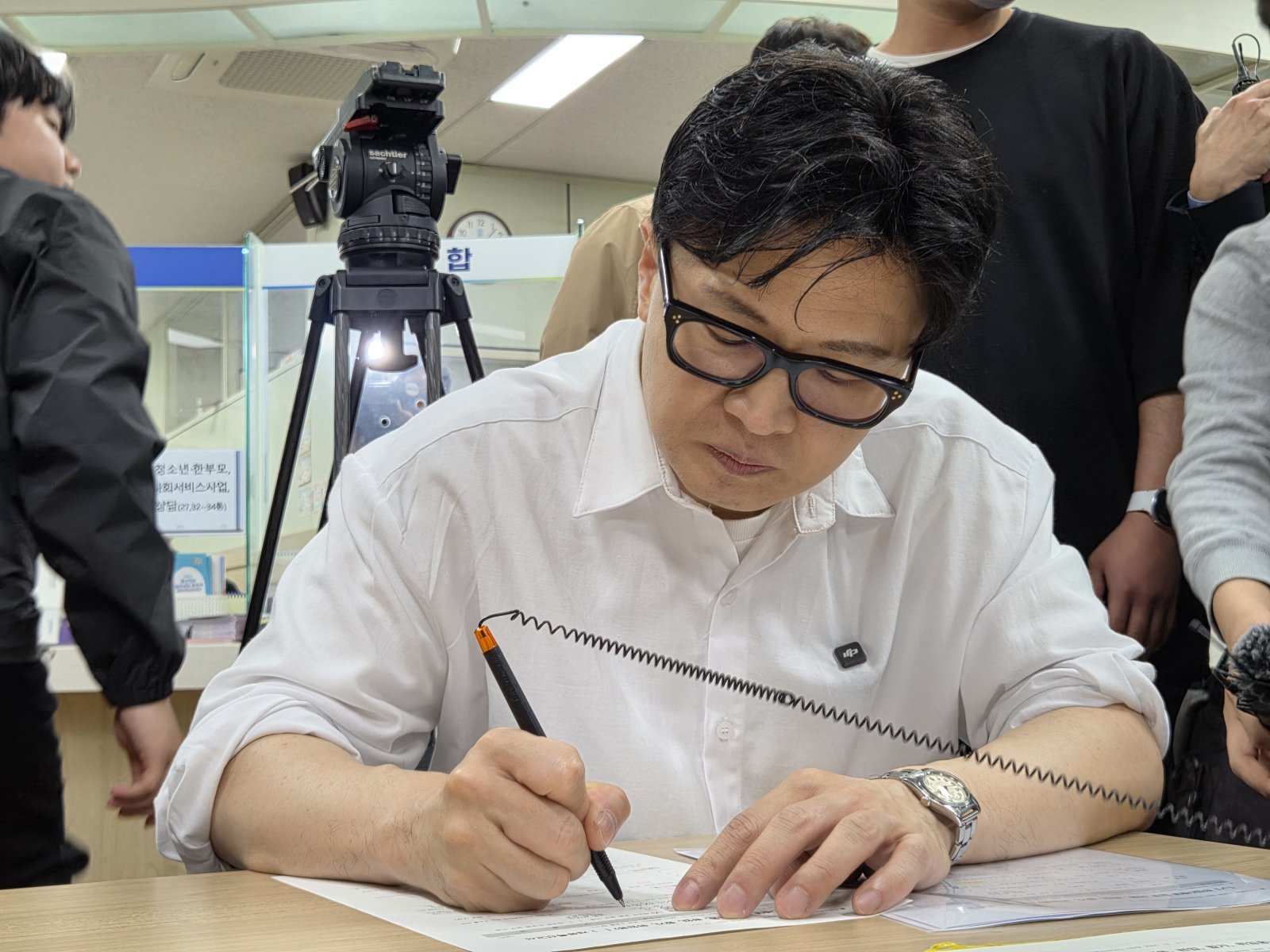 한동훈 전 국민의힘 대표가 14일 부산시 만덕2동 주민센터에서 전입신고 서류를 작성하고 있다. 2026.4.14 ⓒ 뉴스1