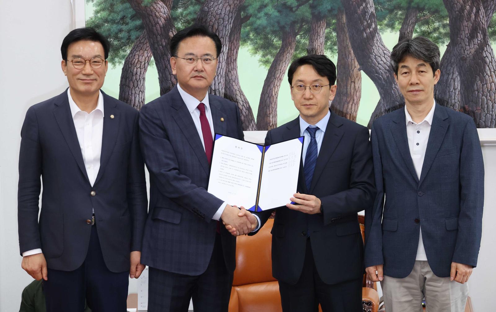 천준호 더불어민주당 원내운영수석부대표와 유상범 국민의힘 원내운영수석부대표가 17일 오후 서울 여의도 국회 운영위원장실에서 6.3지방선거 관련 여야 합의문을 들고 악수를 하고 있다. 왼쪽부터 서일준 국회 정개특위 국민의힘 간사, 유 원내운영수석부대표, 천 원내운영수석부대표, 윤건영 정개특위 더불어민주당 간사. 뉴시스