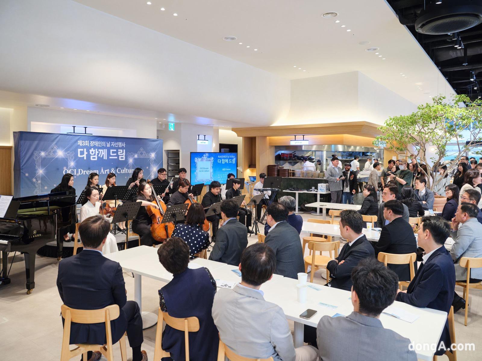 2019년 창단한 장애인 클래식 연주단 OCI 드림앙상블 단원들이 연주를 하고 있다. OCI드림 제공