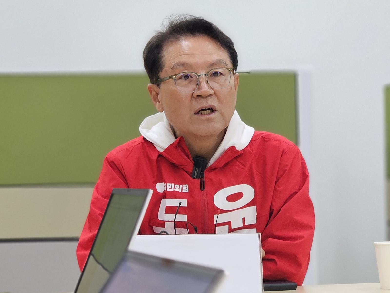 윤갑근 국민의힘 충북지사 예비후보가 6일 충북도청 기자실을 찾아 현역 김영환 지사의 컷오프를 철회하고 결선에 직행시킨 국민의힘의 충북지사 경선 일정에 대한 입장을 밝히고 있다. 2026.04.06 뉴시스