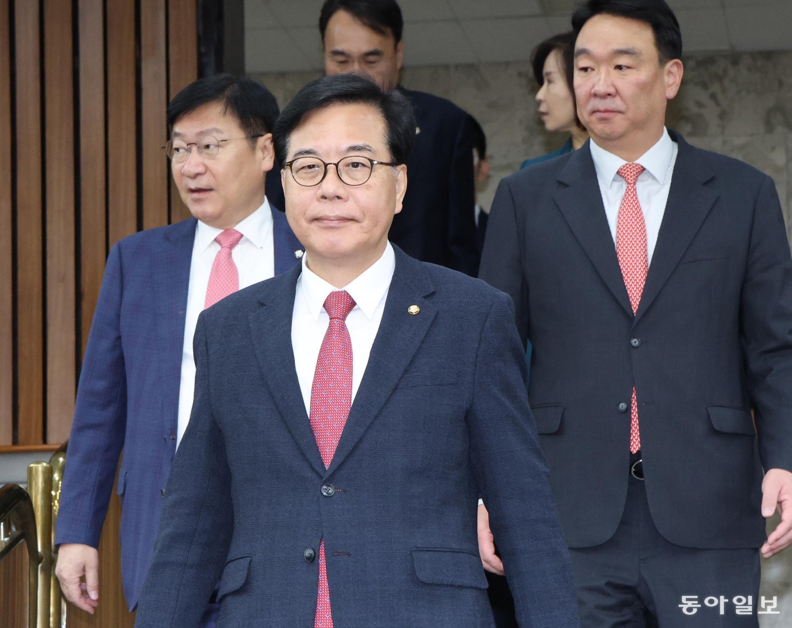 국힘 원내대책회의 국민의힘 송언석 원내대표(가운데)가 17일 서울 여의도 국회에서 열린 원내대책회의에 참석하고 있다. 송 원내대표는 “대장동 사건을 수사했던 검사가 국정조사 증인으로 채택되고 나서 극단적인 선택을 시도했다”면서 “진짜 국가폭력은 현재 민주당이 자행하고 있는 국정조사”라고 밝혔다. 이훈구 기자 ufo@donga.com