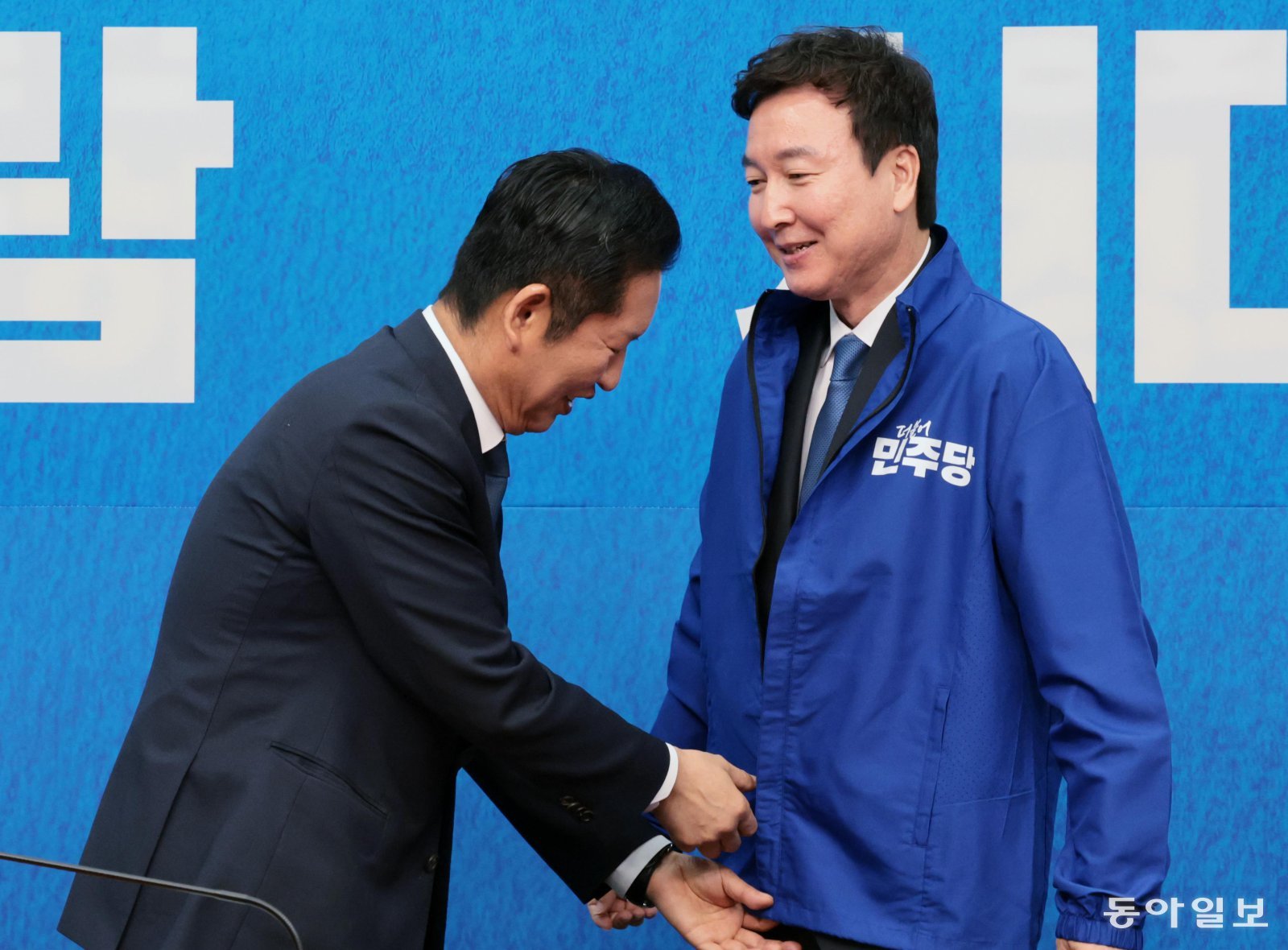 민주당 1호 인재 영입 더불어민주당 정청래 대표(왼쪽)가 17일 서울 여의도 국회에서 열린 인재영입식에서 전태진 변호사에게 당 점퍼를 입혀주고 있다. 전 변호사는 울산시장 후보로 확정된 김상욱 의원의 지역구인 울산 남갑 보궐선거에 전략공천될 것으로 보인다. 장승윤 기자 tomato99@donga.com