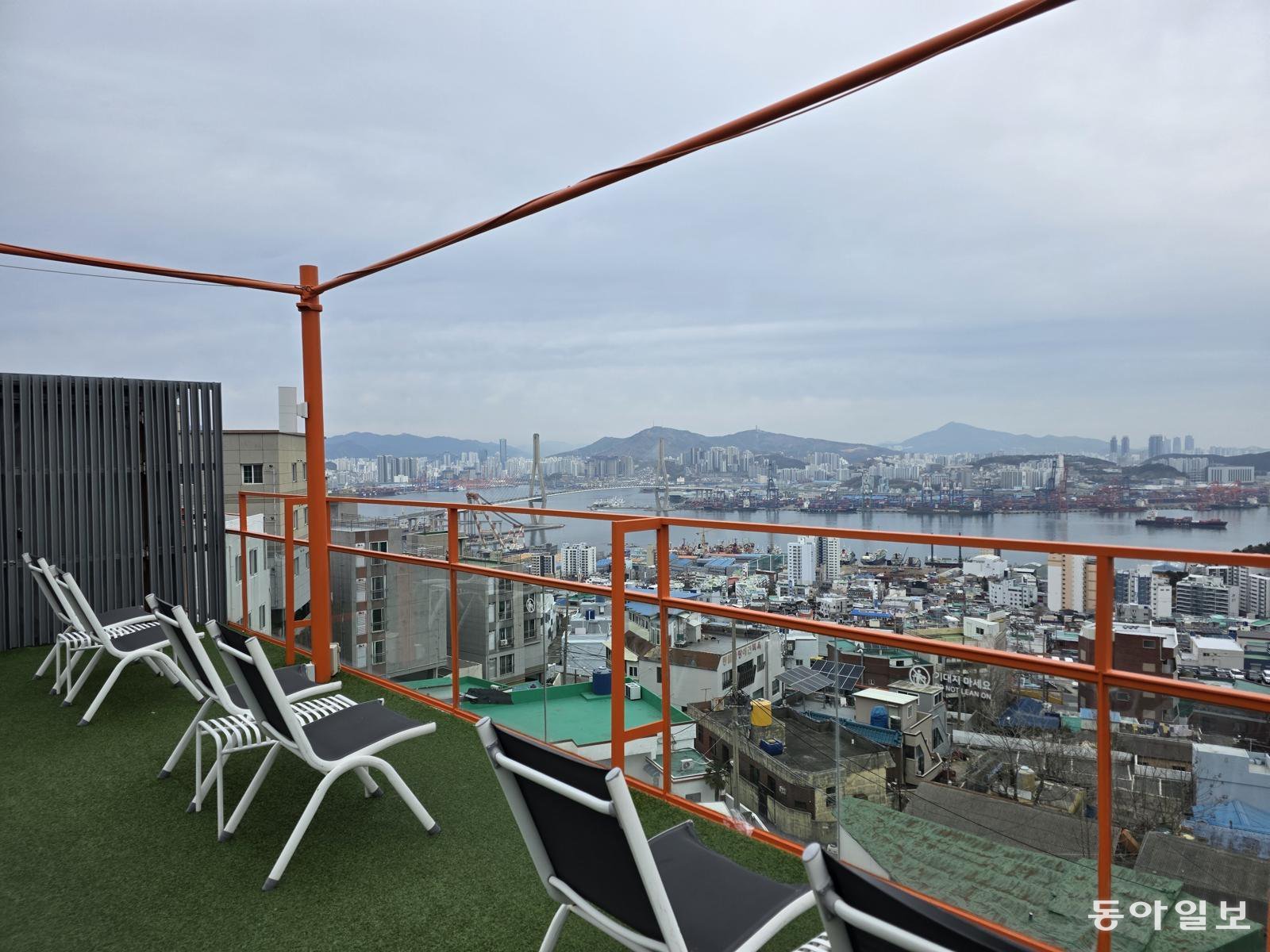 부산 영도 봉래산 중턱 미피카페 루프탑에서 바라본 부산항 대교와 부두의 파노라마. 부산=전승훈 기자 raphy@donga.com