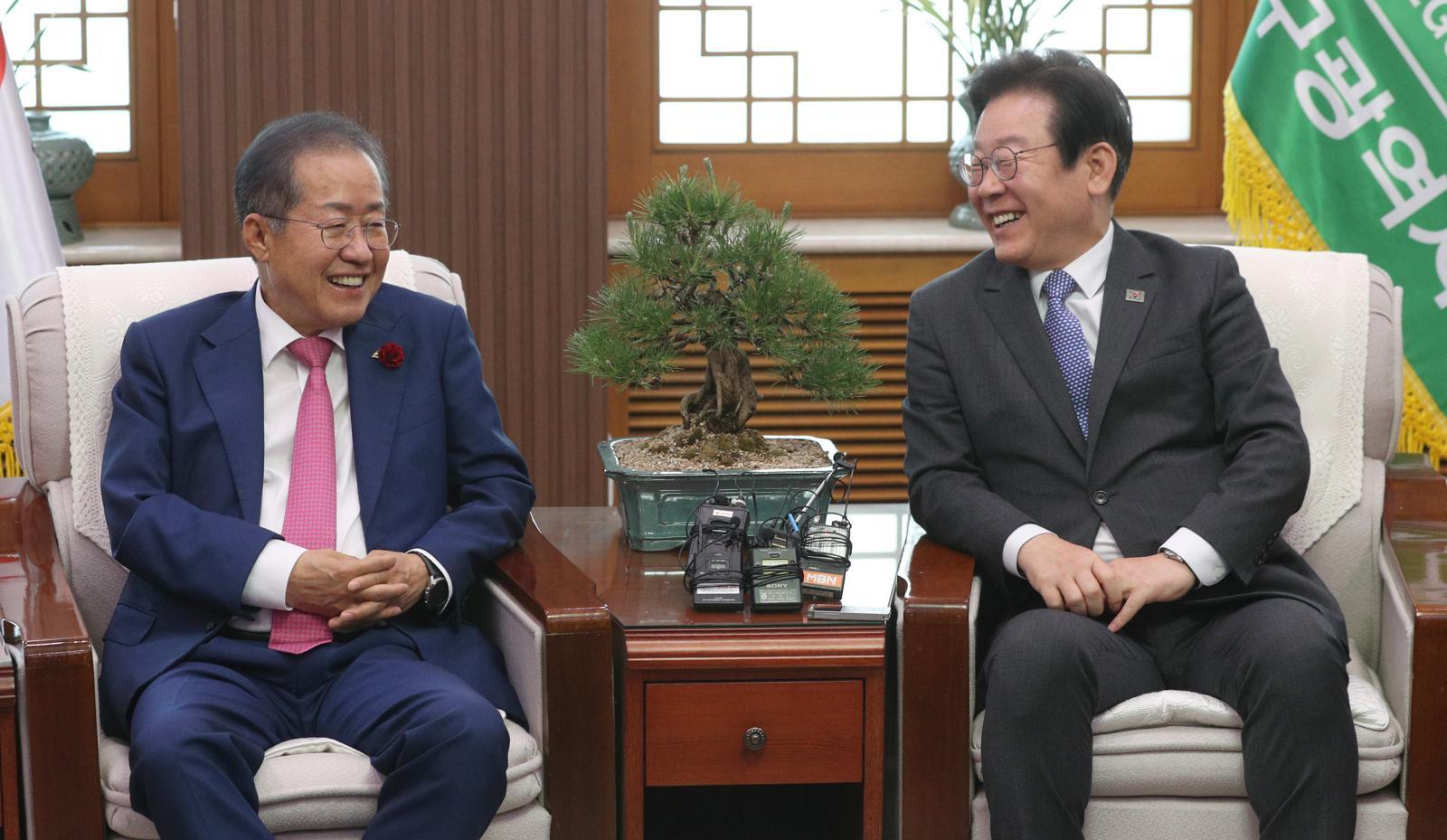이무열 기자 = 이재명 더불어민주당 대표가 10일 오후 대구시청 산격청사를 찾아 홍준표 대구시장과 면담하고 있다. 2023.05.10.  [대구=뉴시스]