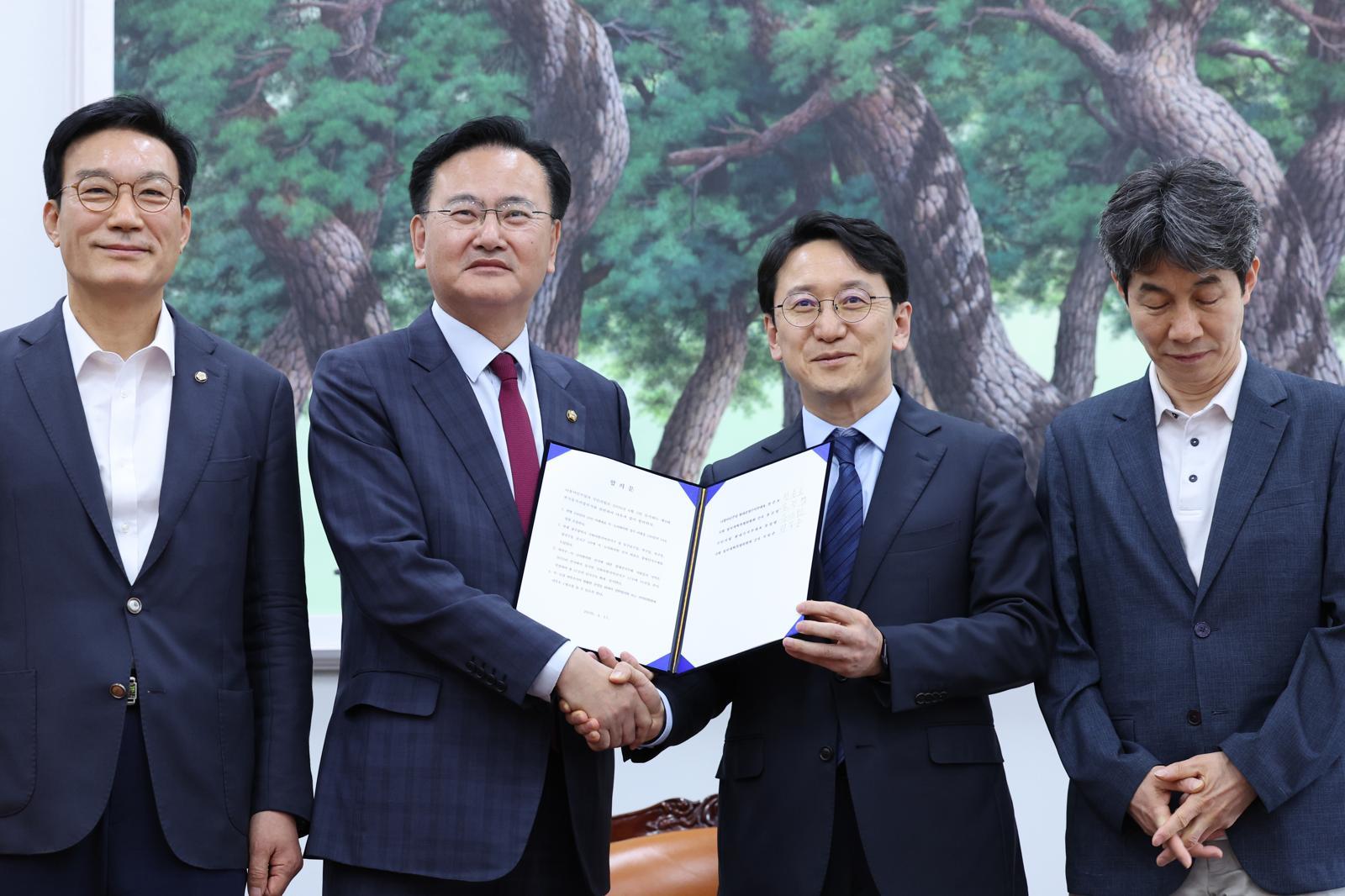 천준호 더불어민주당 원내운영수석부대표와 유상범 국민의힘 원내운영수석부대표가 17일 서울 여의도 국회에서 6.3 지방선거 정치개혁 관련 합의문을 발표하고 있다. 왼쪽부터 서일준 국민의힘 정개특위 간사, 유 원내수석, 천 원내수석, 윤건영 더불어민주당 정개특위 간사. 2026.4.17 ⓒ 뉴스1