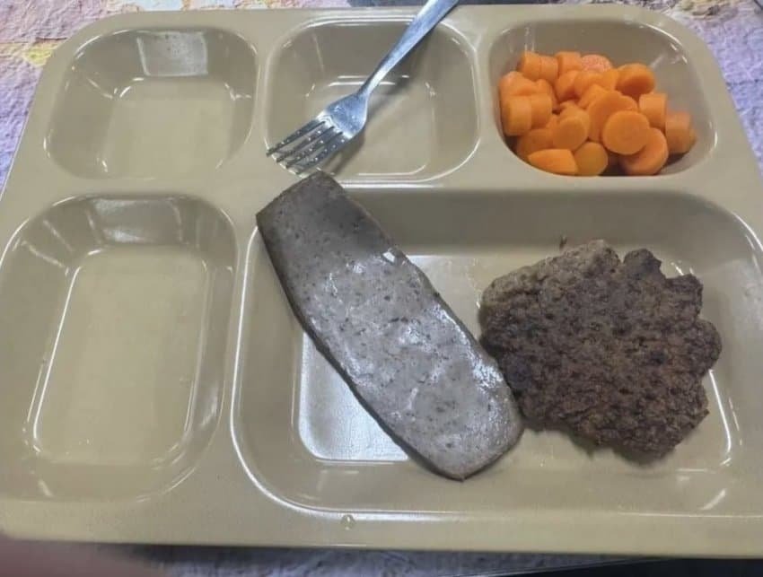 최강 해군이라더니…美항모 식단, 오래된 가공육에 당근 조각들