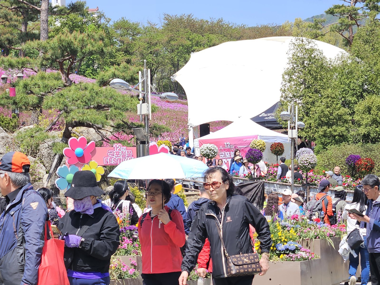 연분홍빛 물결 가득찬 철쭉동산…상춘객들 저마다 ‘찰칵’