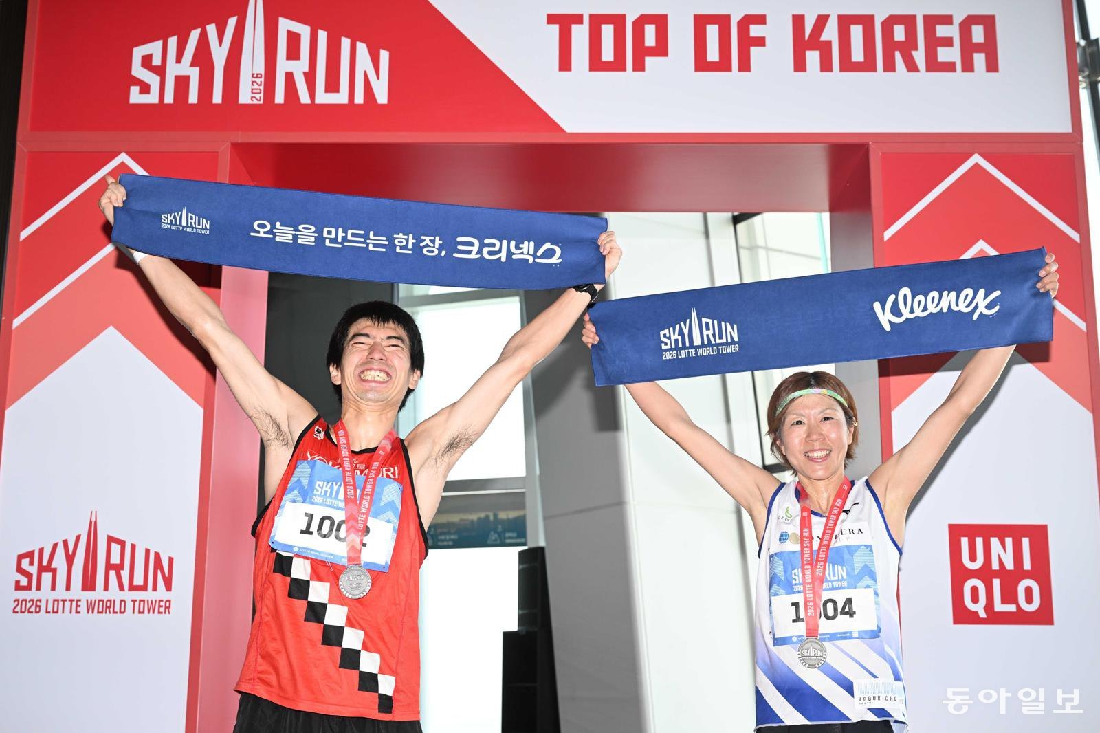 19일 오전 서울 송파구 롯데월드타워에서 열린 ‘2026 롯데월드타워 스카이런(SKY RUN)’에서 참가자들이 완주 후 기념촬영을 하고 있다.
