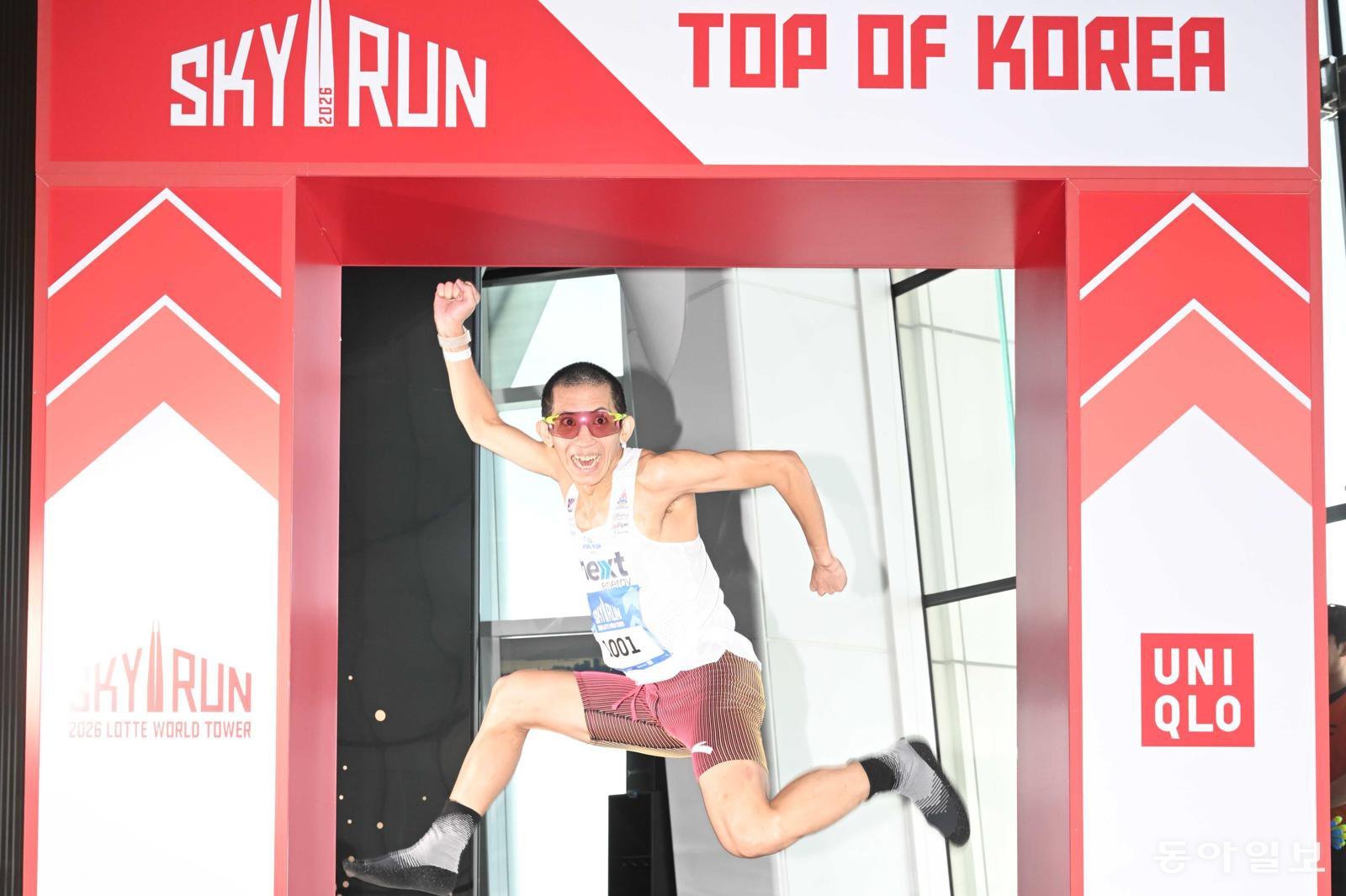 19일 오전 서울 송파구 롯데월드타워에서 열린 ‘2026 롯데월드타워 스카이런(SKY RUN)’에서 참가자가 완주 후 기념촬영을 하고 있다. 	변영욱 기자 cut@donga.com