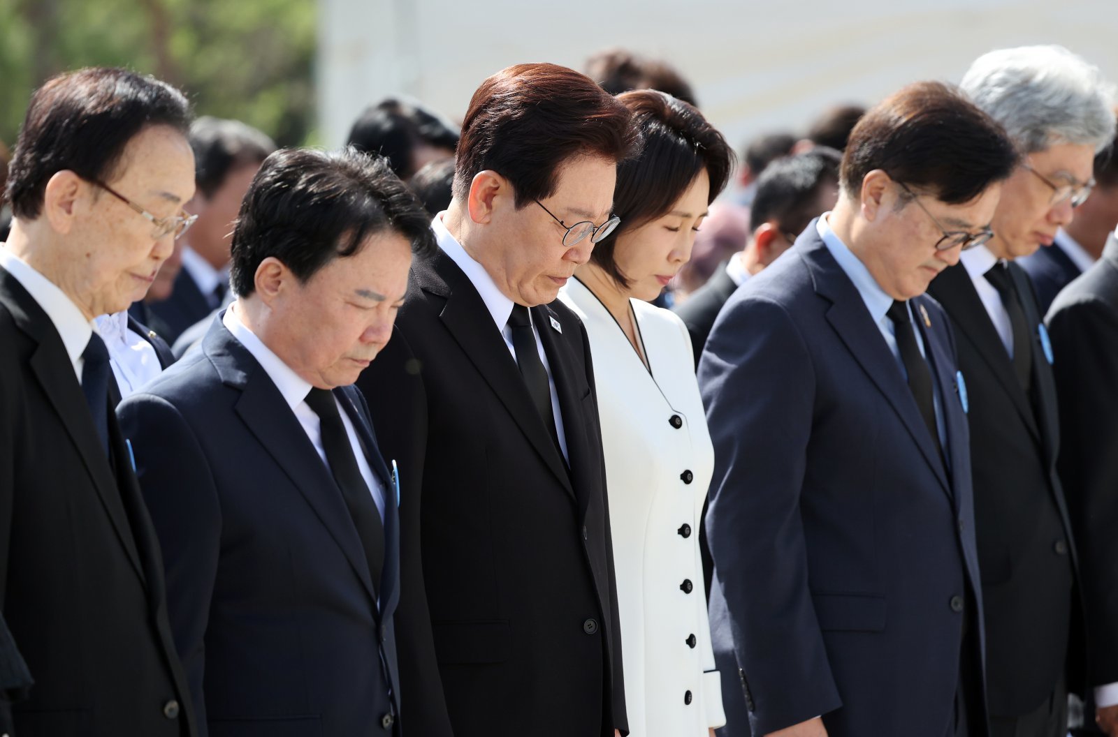 이재명 대통령과 김혜경 여사가 19일 서울 강북구 국립4·19민주묘지에서 열린 제66주년 4·19 혁명 기념식에서 묵념하고 있다. 2026.04.19. 서울=뉴시스