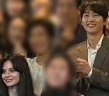 18일 서울 예술의전당 IBK챔버홀에서 열린 ‘가온 솔로이스츠’ 제7회 정기연주회 ‘어린이 정경’에 특별 출연한 뒤 단체 사진을 찍는 배우 송중기와 아내 케이티 루이스 사운더스. 장성규 인스타그램 캡처