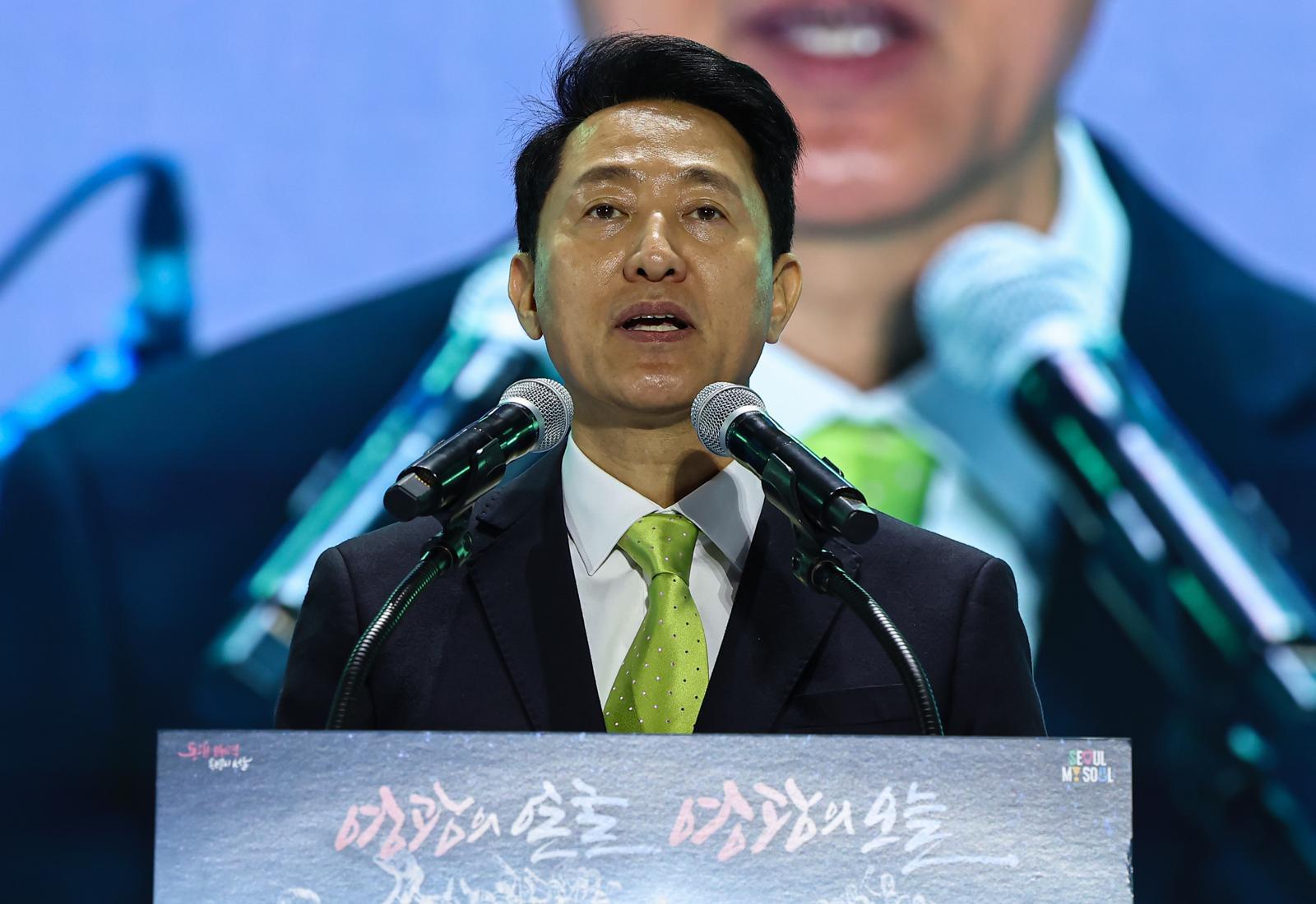 오세훈 서울시장이 18일 서울 종로구 광화문광장에서 열린 4·19혁명 66주년 기념행사에 참석해 기념사를 하고 있다. 2026.4.18/뉴스1(서울=뉴스1)