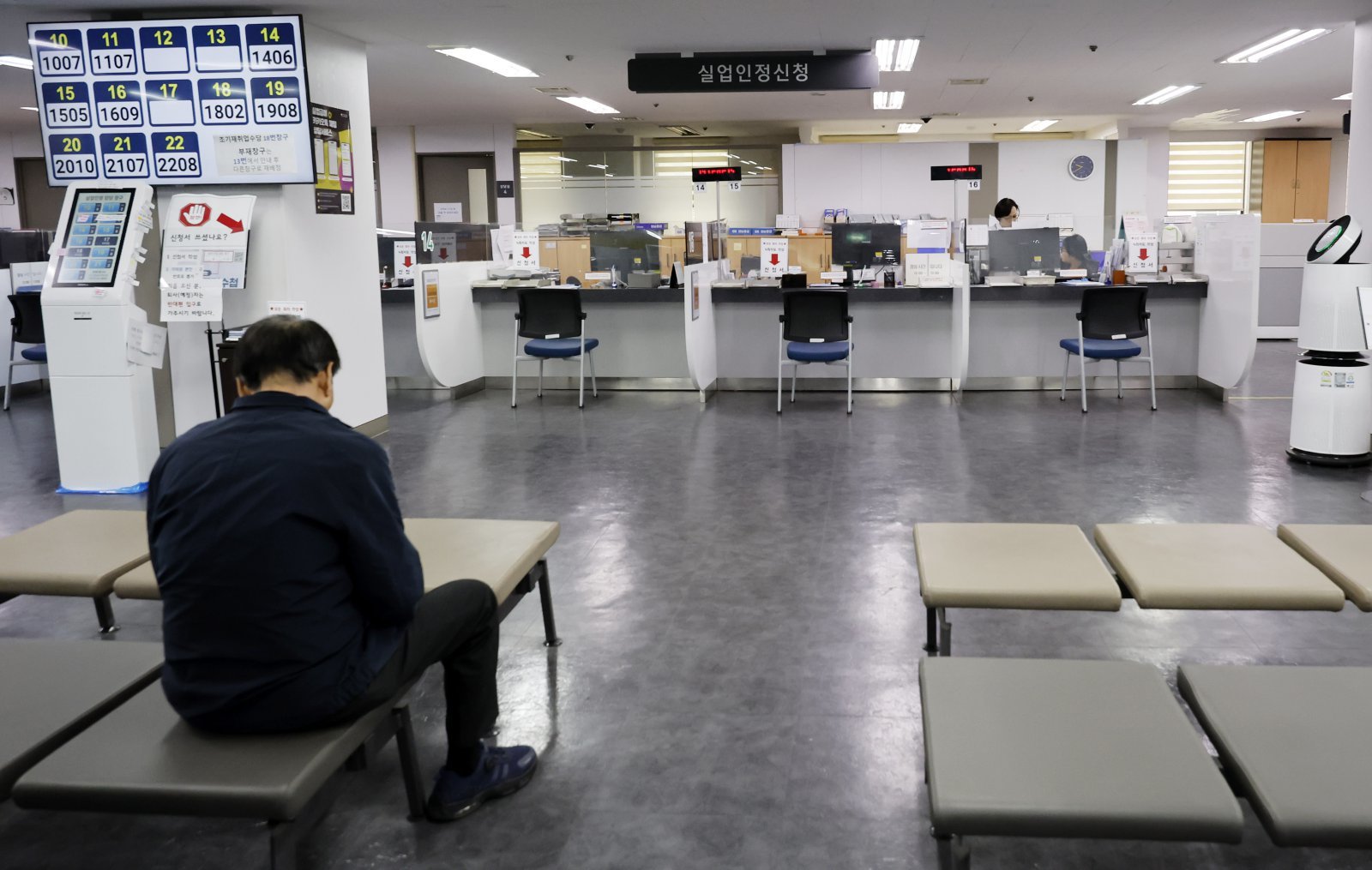 [사설]5년 만에 실업자 100만 시대… 청년 고용 컨트롤타워 급하다