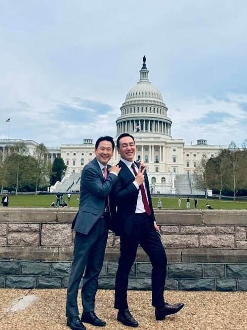 장동혁(왼쪽) 국민의힘 대표와 김민수 최고위원이 미국 의사당 앞에서 기념 촬영을 하고 있는 모습. 김성수 연세대 경영전문대학원 겸임교수 쓰레드 캡처