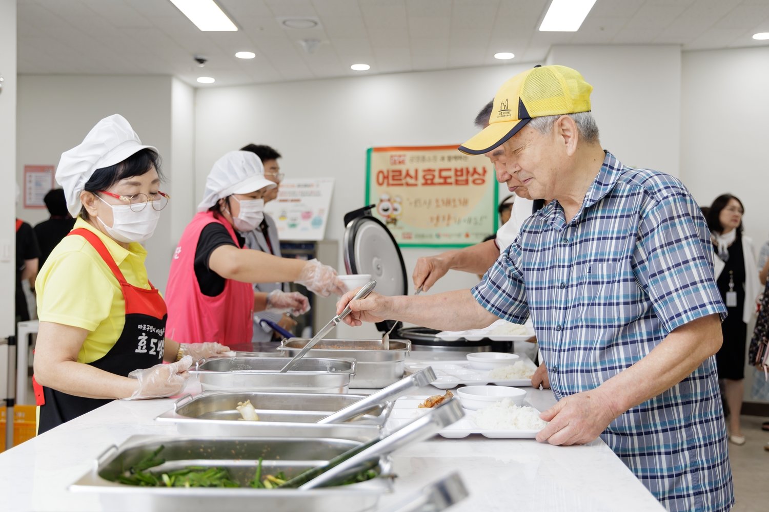 효도밥상 급식기관에서 어르신이 점심식사를 하고있다. 오른쪽 사진은 효도밥상 반찬공장 모습. 마포구 제공