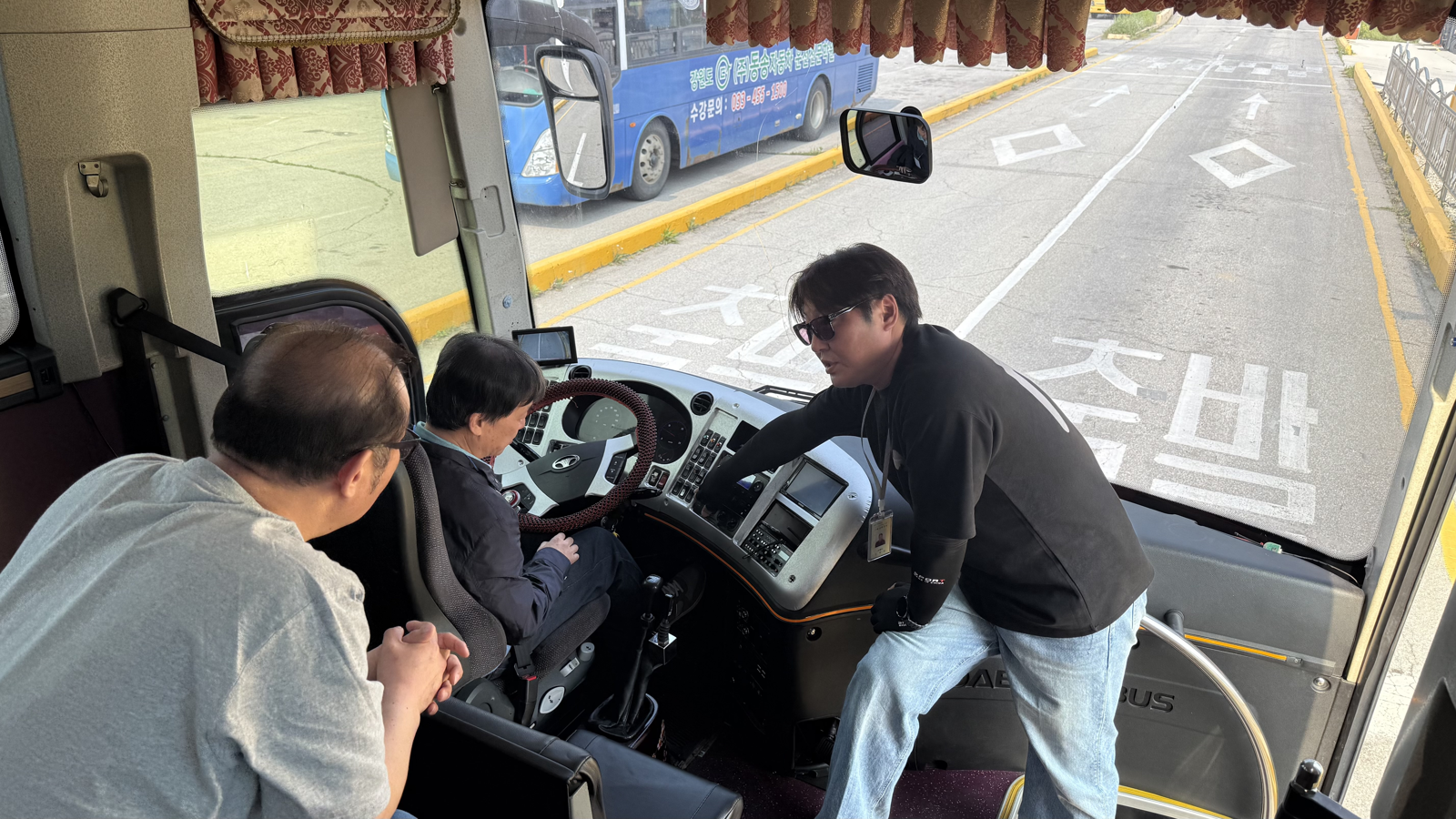 지난해 5월 진행된 마을버스 운전자 양성교육에서 교육생이 차량 특성에 대한 설명을 듣고 있다. 동작구 제공