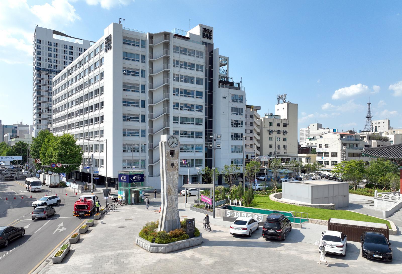 광주 동구 금남로 첫 자락에 위치한 전일빌딩 245에는 5·18민주화운동 당시 계엄군의 헬기 사격 총탄 흔적 245개가 남아 있다. 광주시 제공