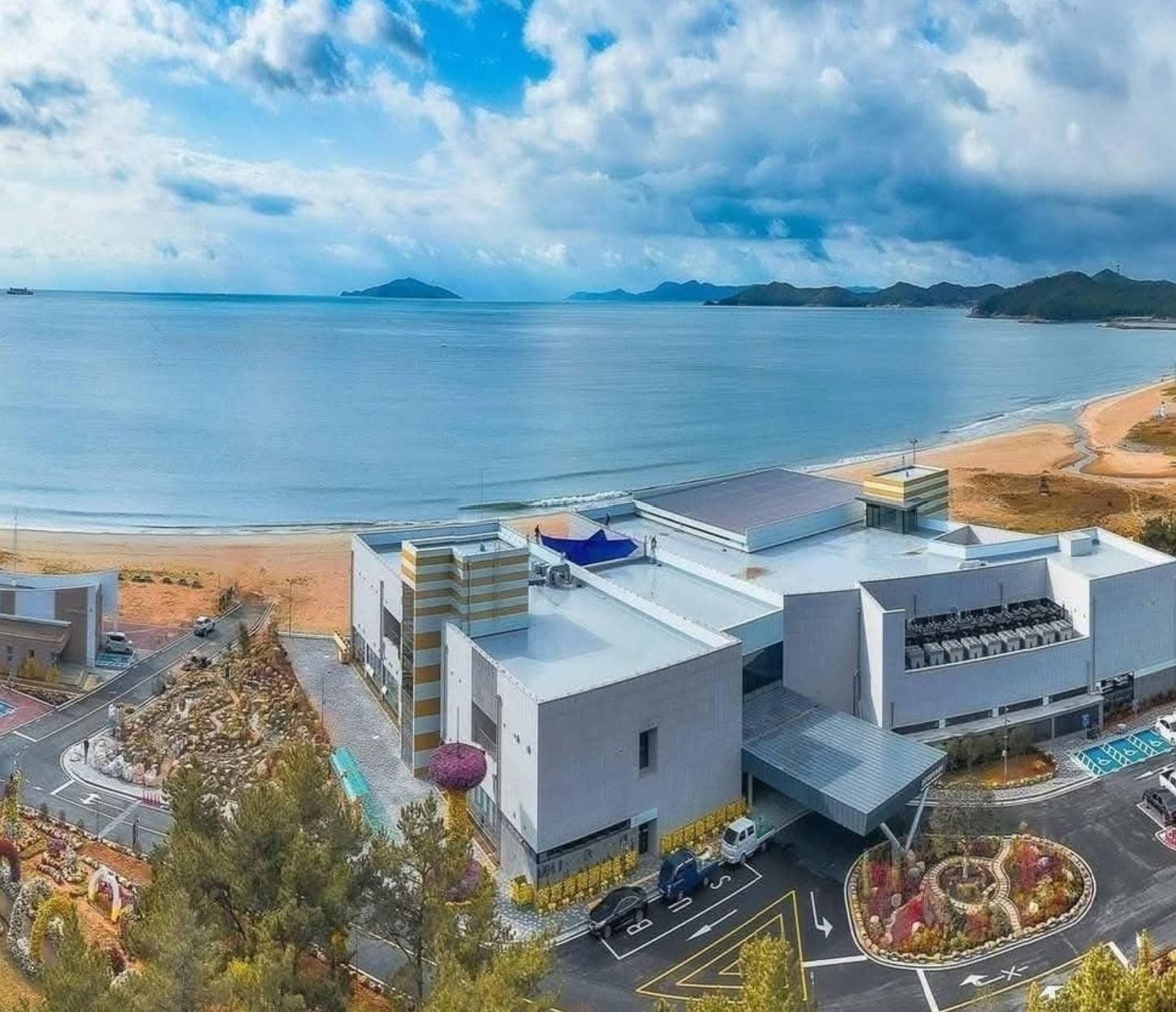 완도군 신지면 명사십리해수욕장에 자리한 해양치유센터. ‘2026 Pre완도국제해조류박람회’ 야외 체험행사가 이 곳에서 열린다. 완도군 제공