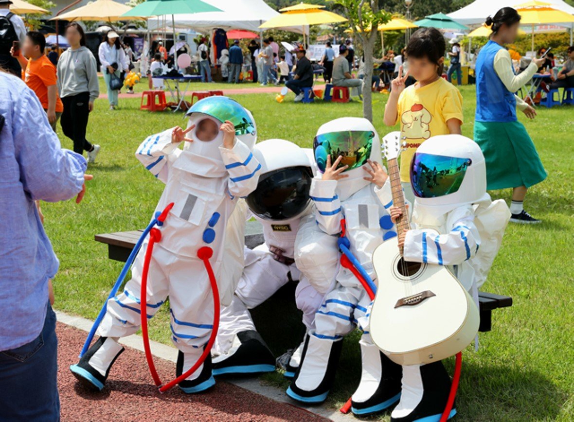 고흥우주항공축제를 찾은 어린이들이 우주복을 입어보는 체험을 하고 있다.