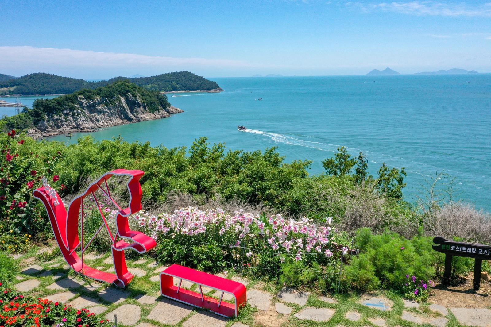 전남 고흥군 봉래면 쑥섬. 사계절 꽃이 피는 ‘바다 위 비밀정원’으로 불리는 이 섬은 전남 제1호 민간 정원이다. 300여 종의 꽃과 수백 년 된 돌담길, 난대원시림 등 자연과 역사·생활문화가 어우러져 전국 각지에서 관광객의 발길이 이어지고 있다. 고흥군 제공