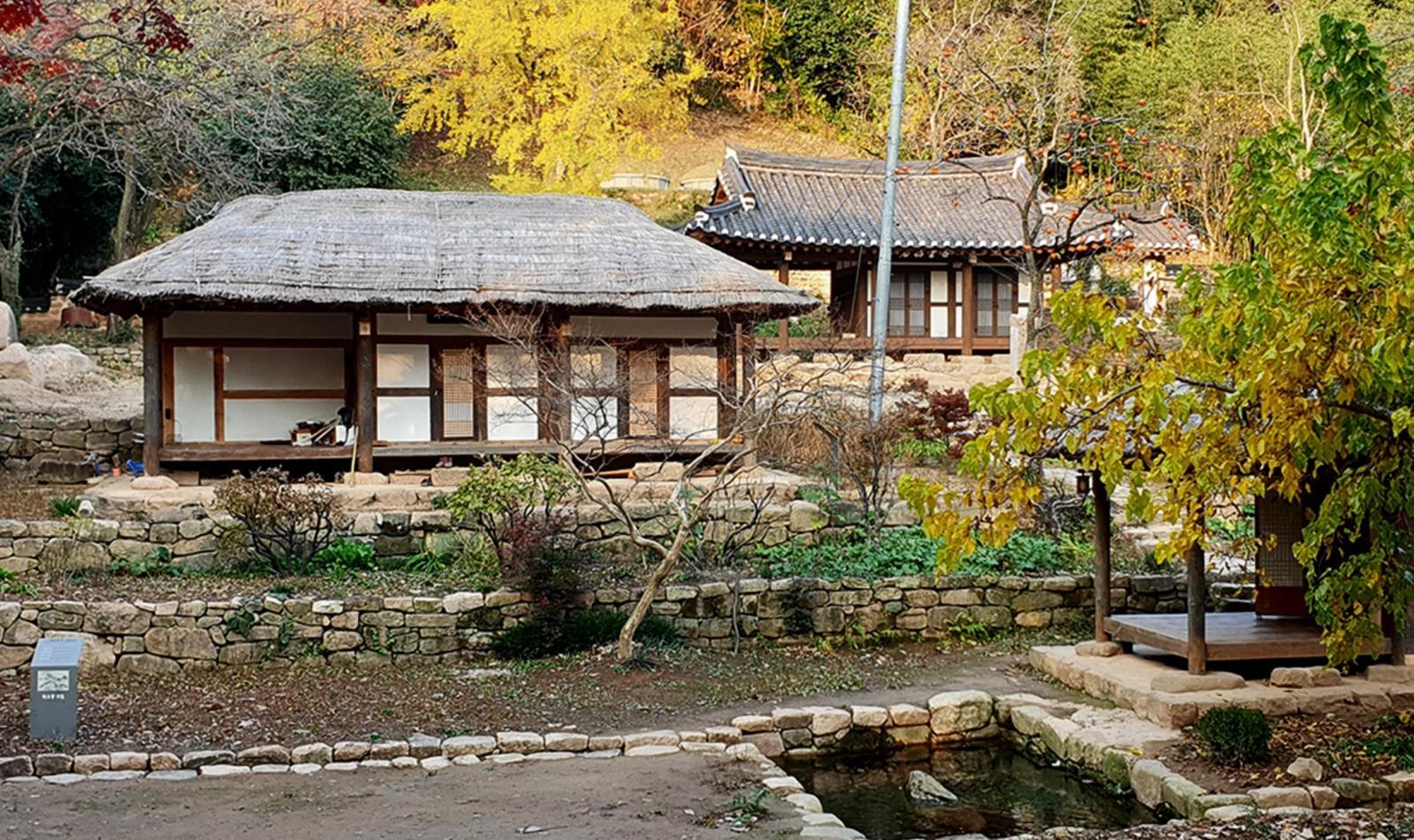 월출산 남쪽 자락에 자리한 백운동원림은 호남의 3대 정원 중 하나로 꼽힌다.