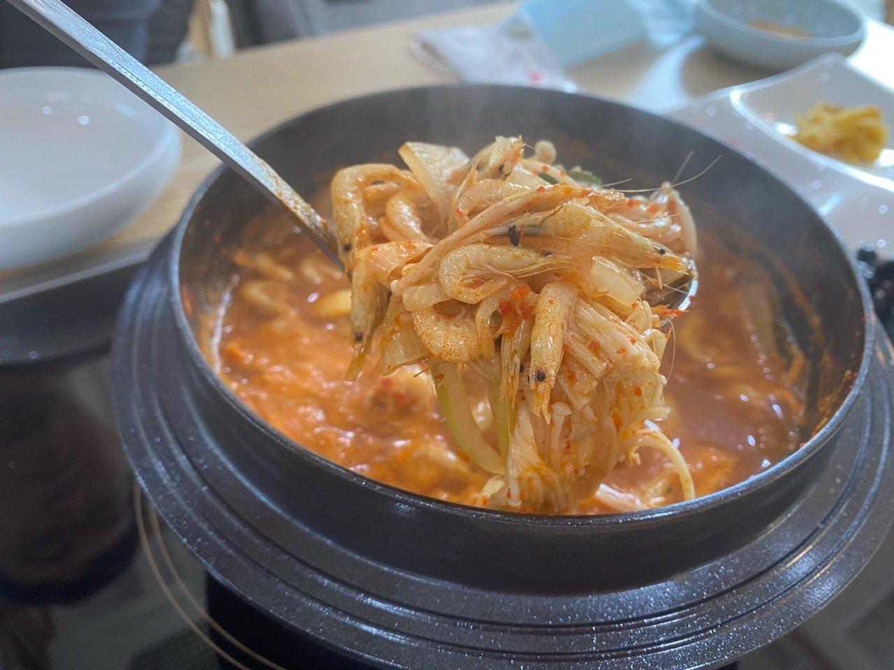 전북 고창군 인천가든의 민물새우탕.