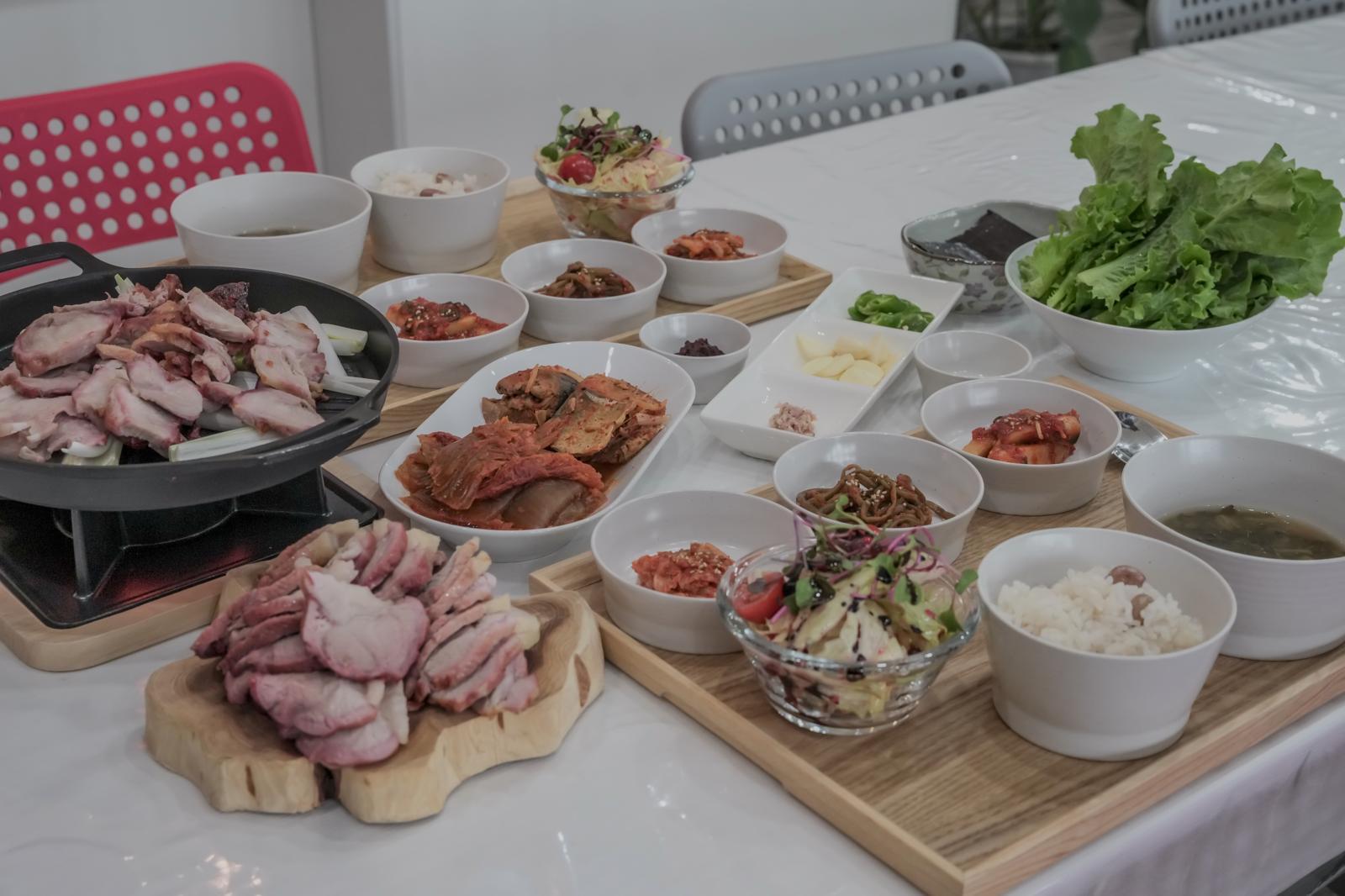 전북 고창군의 토굴에서 숙성한 재료로 차려낸 건강 밥상.