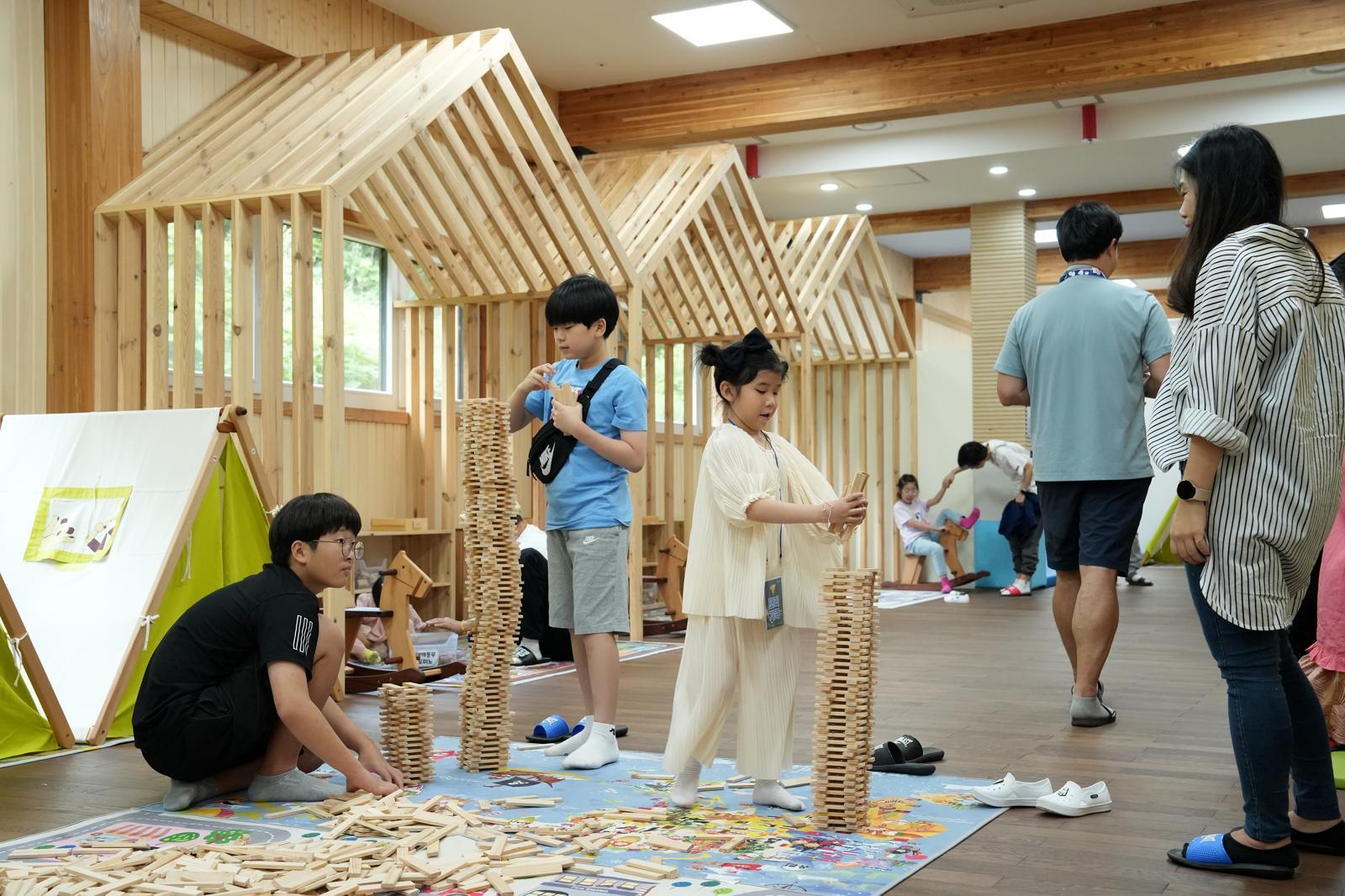 전북 무주군 무주읍 향로산자연휴양림 앞에 있는 목재 문화체험장을 찾은 아이들이 즐거운 시간을 보내고 있다.