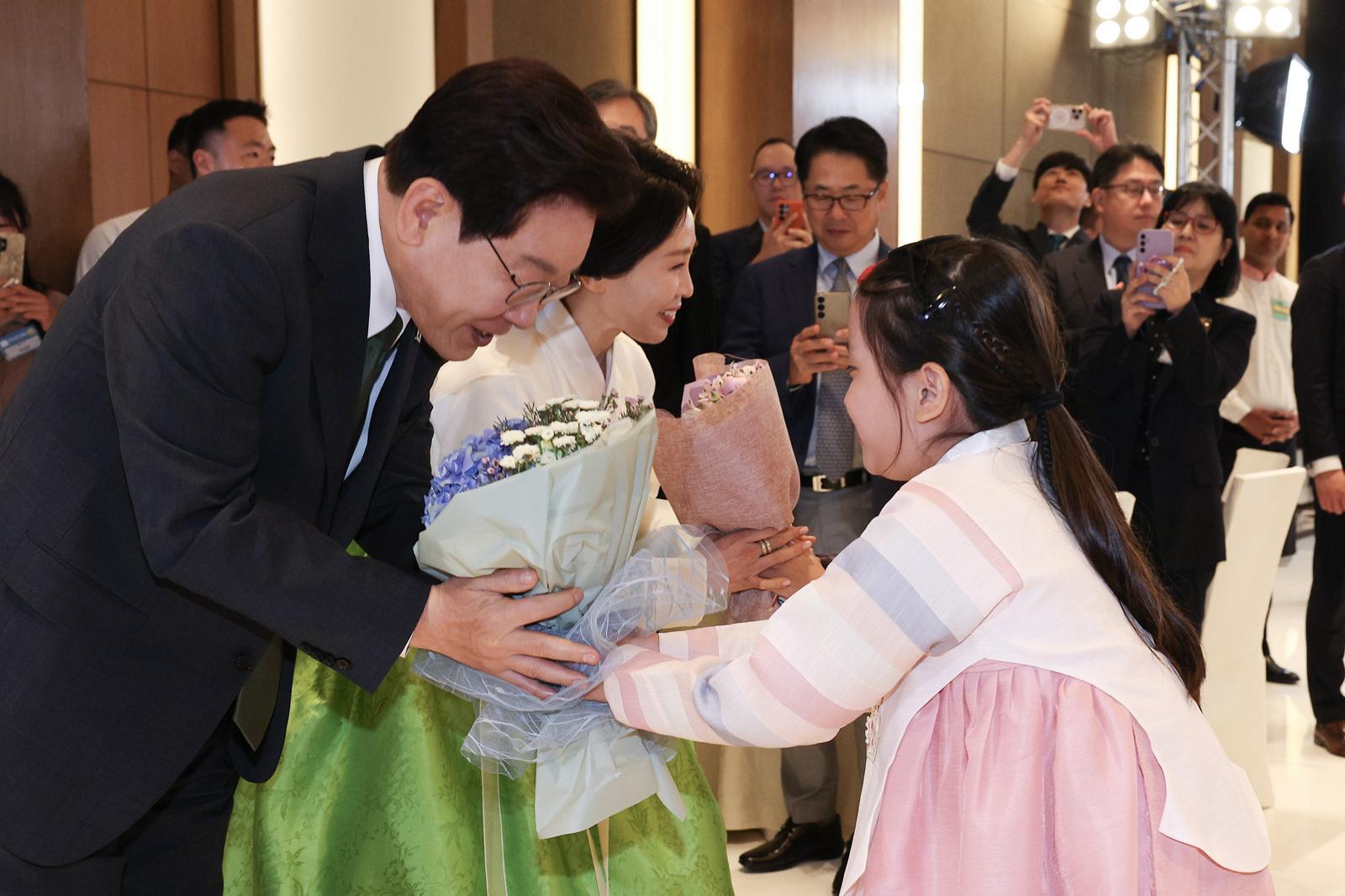 이재명 대통령과 김혜경 여사가 19일 인도 뉴델리 한 호텔에서 열린 인도 동포 간담회에 참석해 화동에게 꽃다발을 전달받고 있다. 2026.04.19 청와대사진기자단