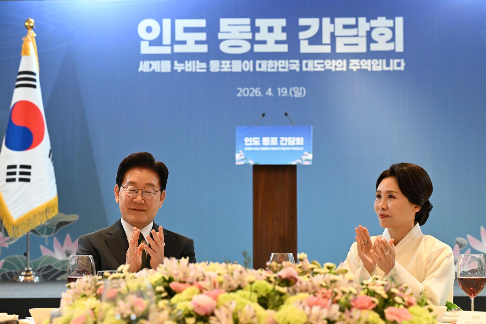 이재명 대통령이 19일 인도 뉴델리 한 호텔에서 열린 인도 동포 간담회에서 박수를 치고 있다. 2026.04.19 청와대사진기자단
