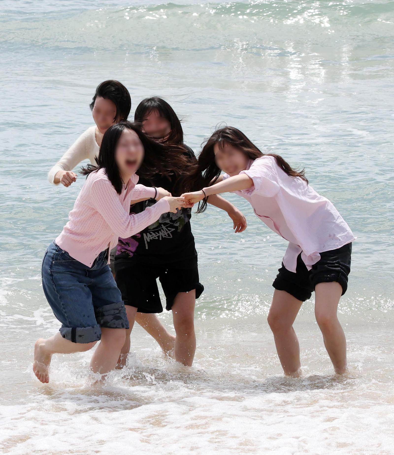 어제 낮 최고 30.8도… 바다로 달려간 청춘들