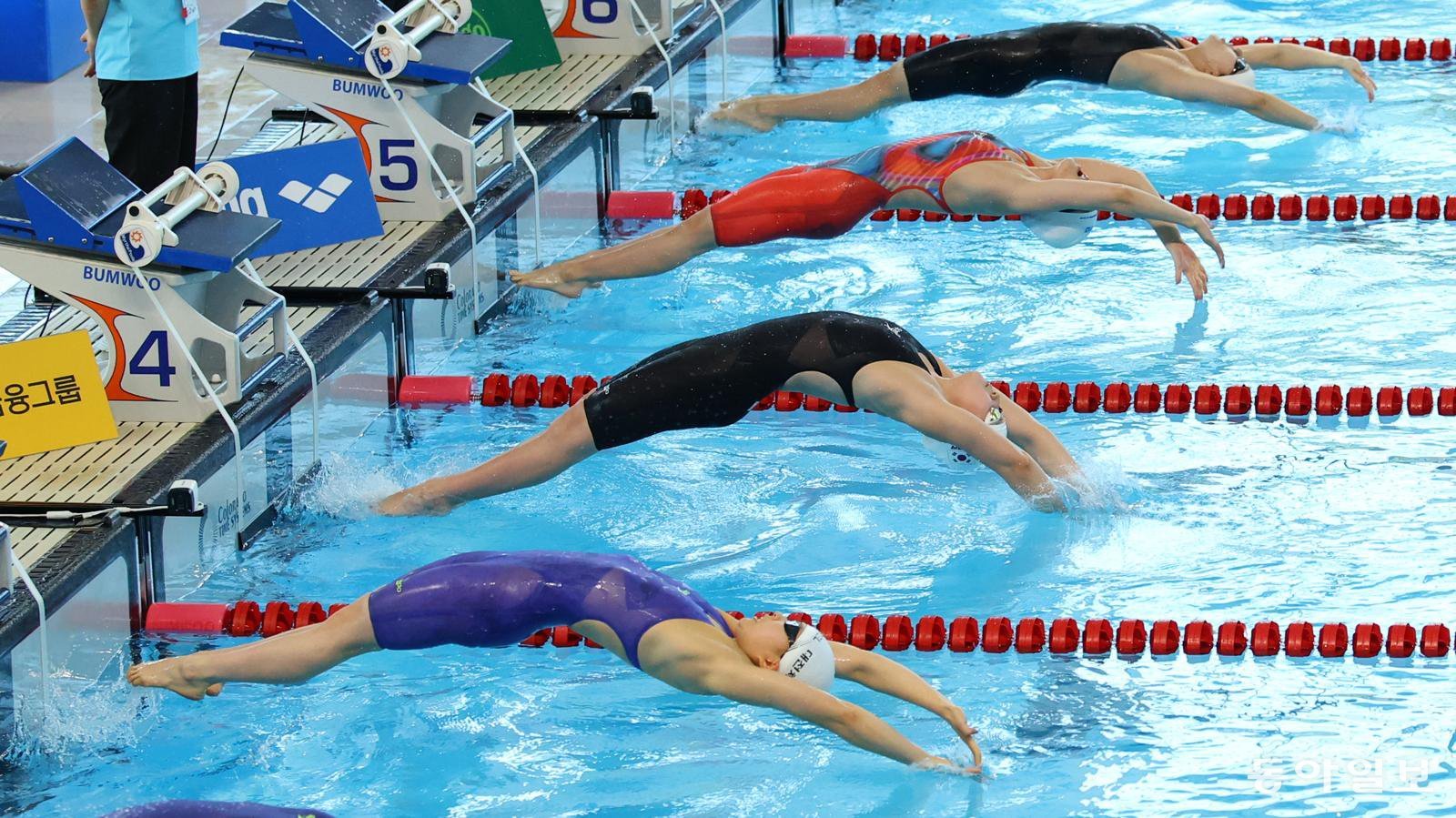 19일 경북 김천실내수영장에서 열린 제98회 동아수영대회 여자 고등부 배영 50m 결선에서 선수들이 힘차게 출발하고 있다. 9월 아이치-나고야 아시안게임에 출전하는 김승원(앞에서 두 번째)이 대회기록(28초14)을 작성하며 가장 먼저 터치패드를 찍었다. 김천=송은석 기자 silverstone@donga.com