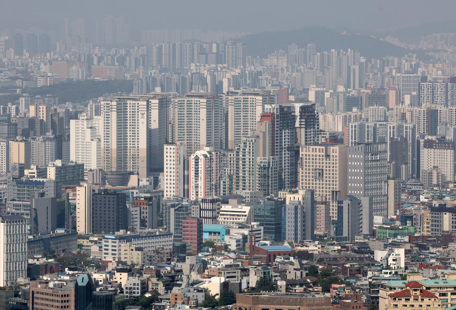 19일 오후 서울 중구 남산에서 바라본 도심 아파트 모습. 2026.04.19. 뉴시스