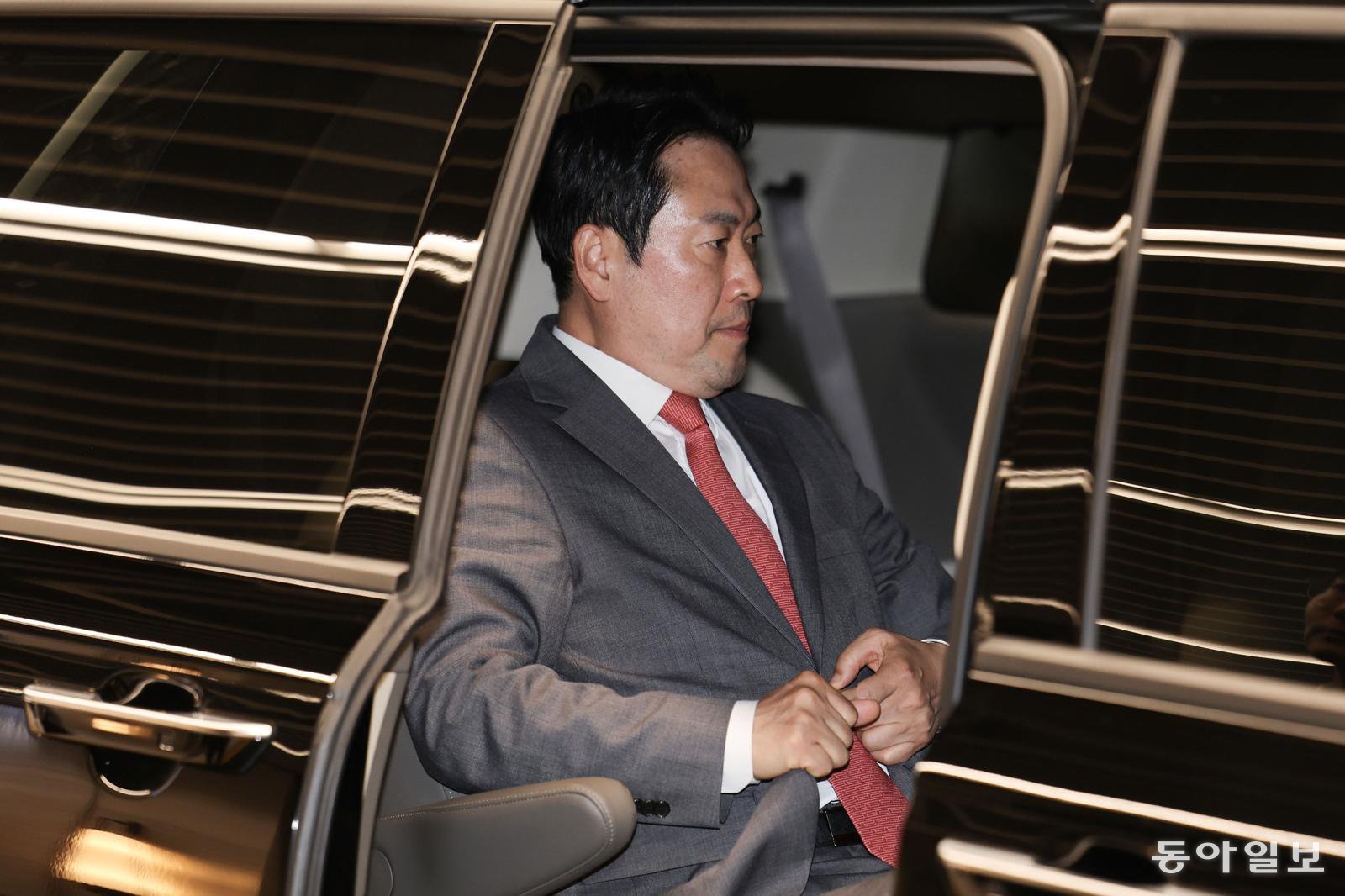 8박10일 간의 미국 방문 일정을 마치고 귀국한 장동혁 국민의힘 대표가 20일 새벽 인천공항에서 차량에 탑승해 있다. 인천=양회성 기자 yohan@donga.com