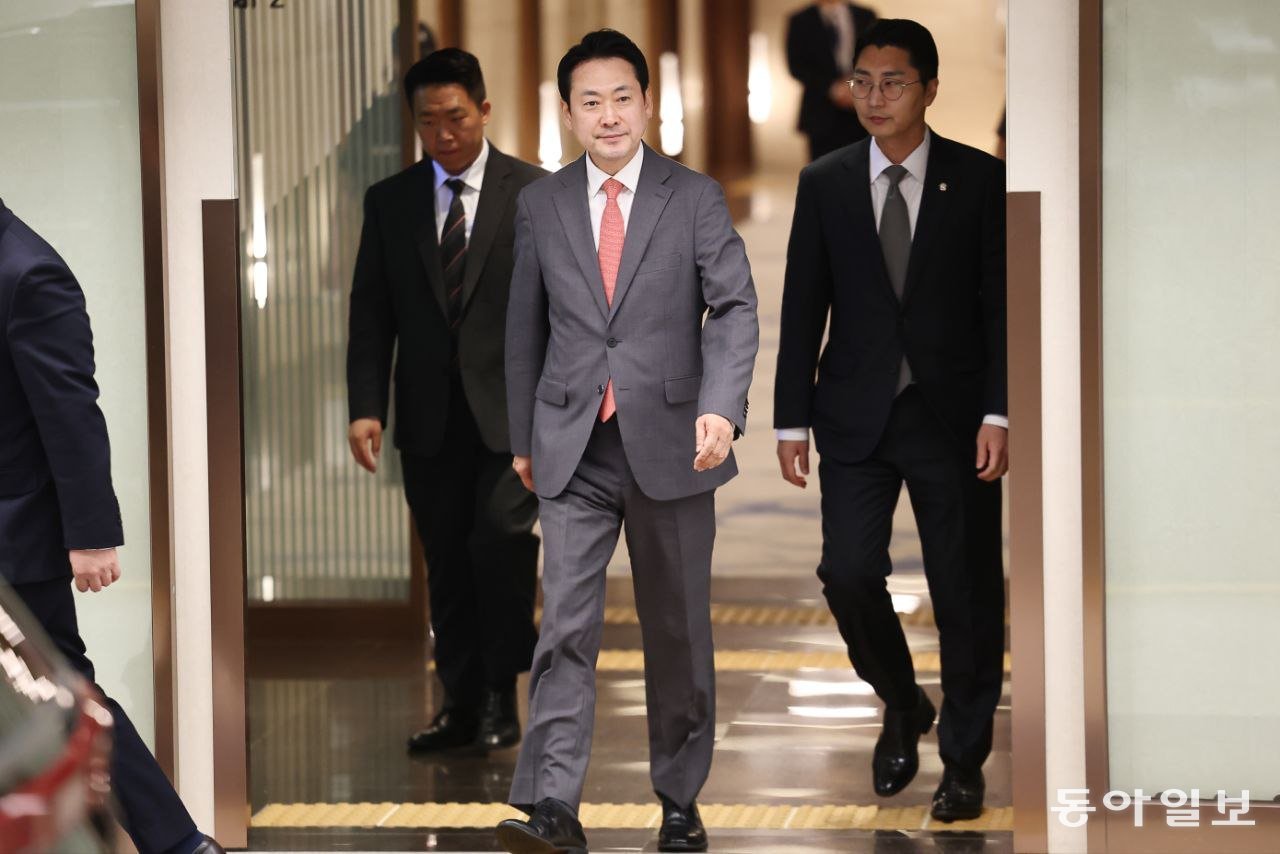 방미 일정을 마친 국민의힘 장동혁 대표가 20일 새벽 인천국제공항 2터미널을 통해 귀국하고 있다. 양회성 기자  yohan@donga.com