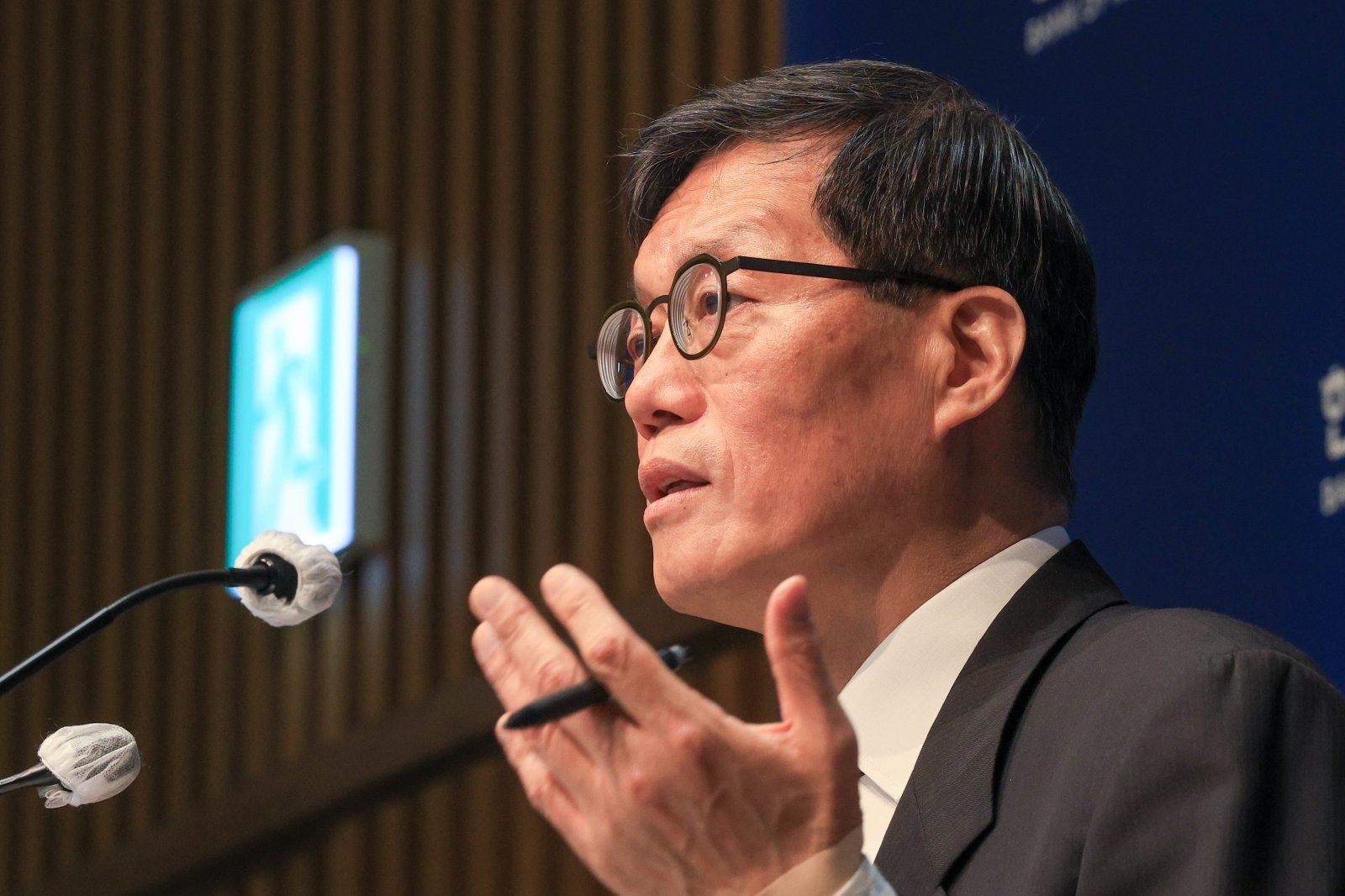 떠나는 이창용 “금리·외환개입만으로 환율 못 잡아…제도 개선 없으면 부작용”