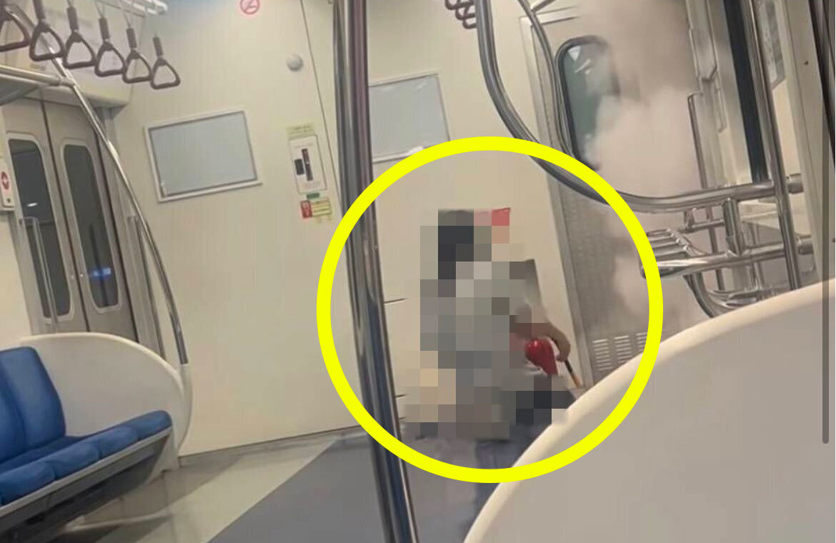 지하철서 돌연 소화기 뿌린 20대女 “작동되는지 궁금”